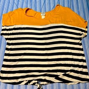 Ladies Late August top. XL. Multi color gold, black and white strip